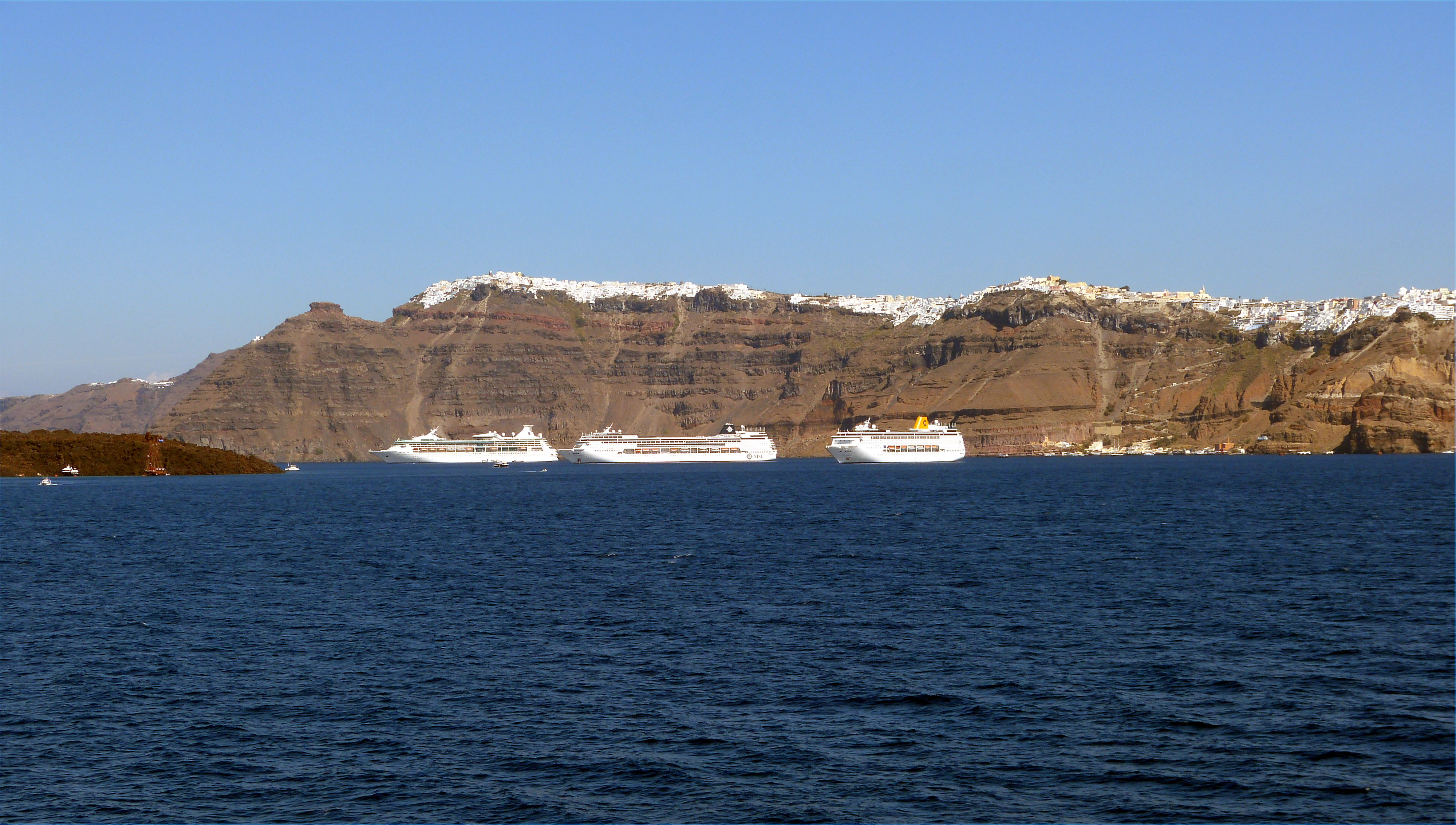 2018-10-02fn Mittelm - Kreuzfahrer vor Thira