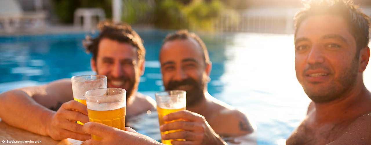 gays_im_pool_mit_bier_L